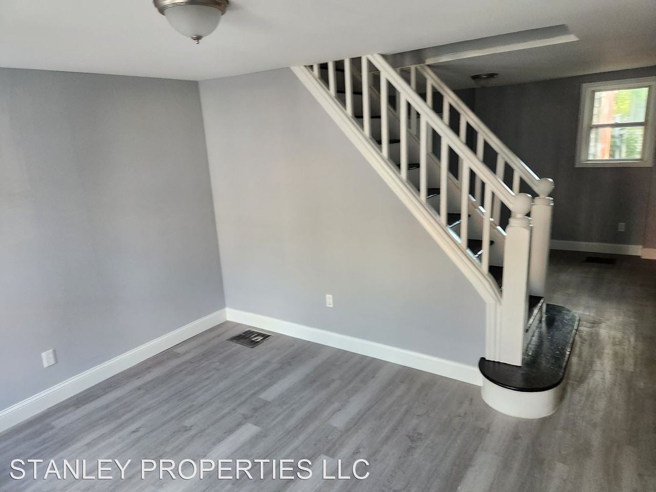 1018 Elm St - Photo 3 of 4