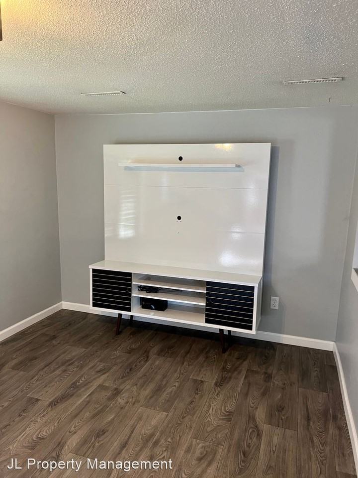 124 S Williams Ave - Photo 2 of 14