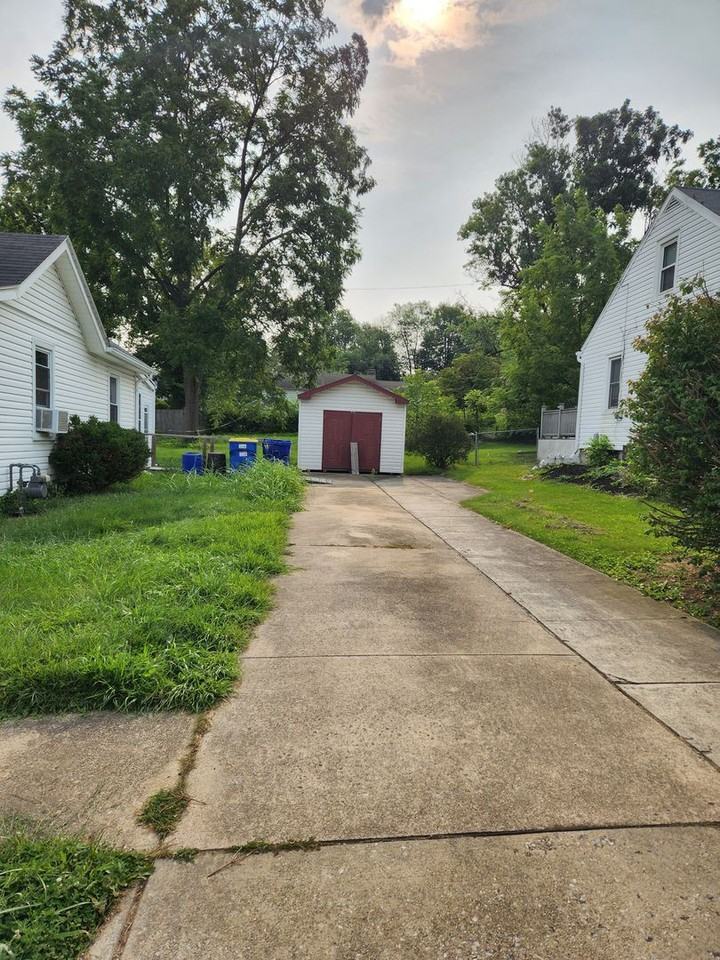 1009 Lancaster Ave - Photo 2 of 2