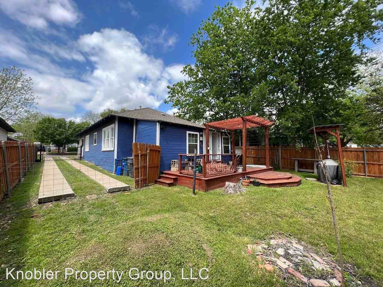 706 Hollywood Ave - Photo 2 of 11