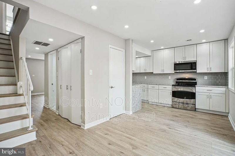 1814 Fort Pulaski Ct - Photo 3 of 13