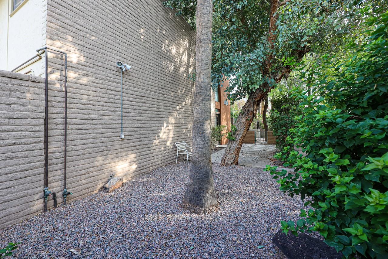 4820 N Woodmere Fairway - Photo 4 of 34