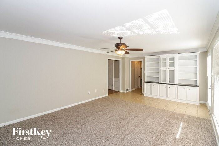 2723 Tangbourne Dr - Photo 3 of 15