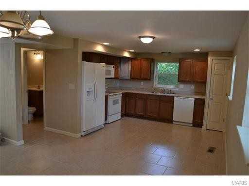 5556 Oak St - Photo 2 of 16