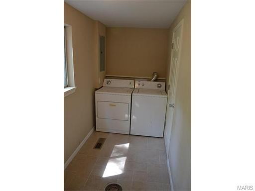 5556 Oak St - Photo 3 of 16