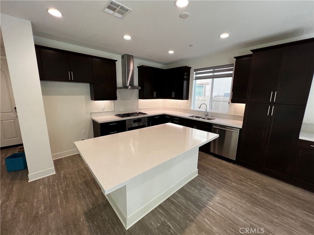 1046 Portola Oaks Dr - Photo 2 of 44