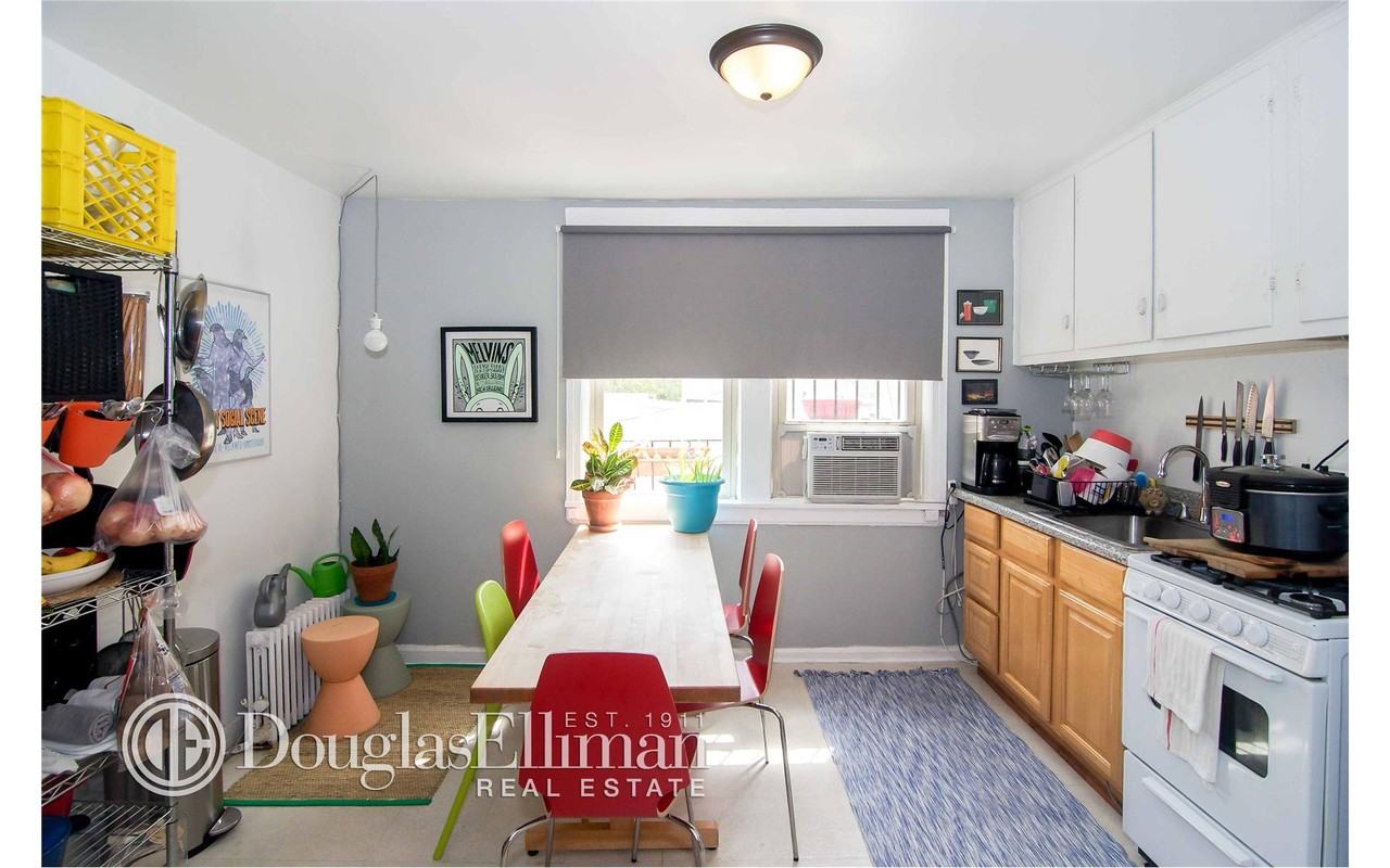 207 Court St #2 - Photo 3 of 8