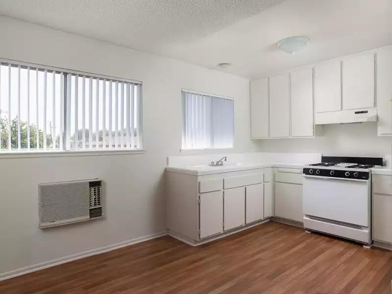 2122 Chestnut St - Photo 5 of 14