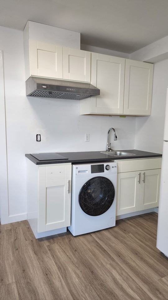 10880 Roselea Crescent - Photo 2 of 9