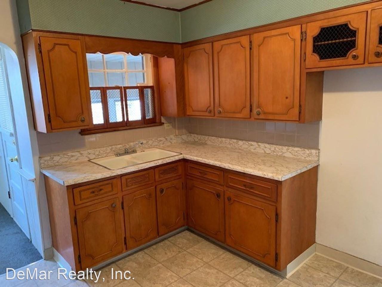 110 Hollywood Ave - Photo 2 of 9