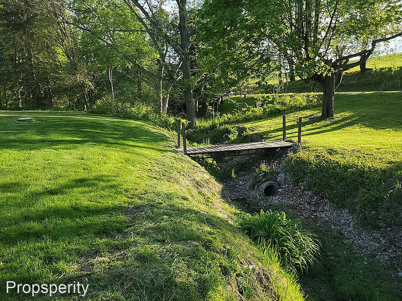 828 Parker Rd - Photo 2 of 19