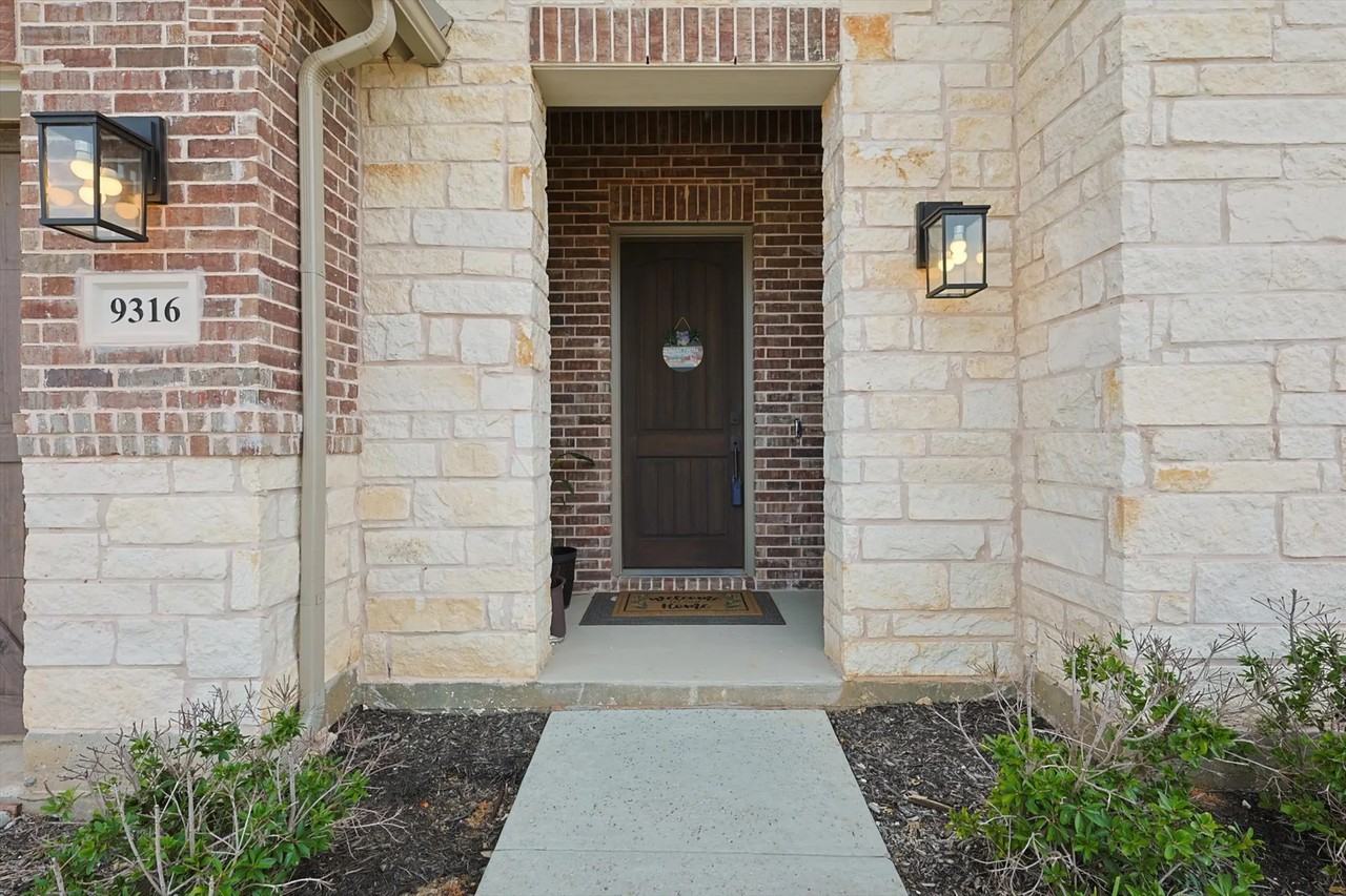 9316 Sandhills Dr - Photo 2 of 35