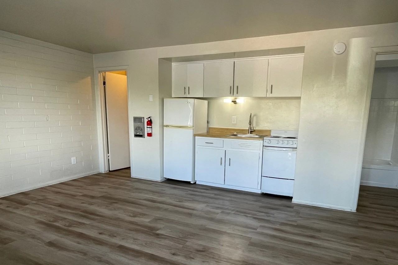 225 N Park Ave - Photo 2 of 9