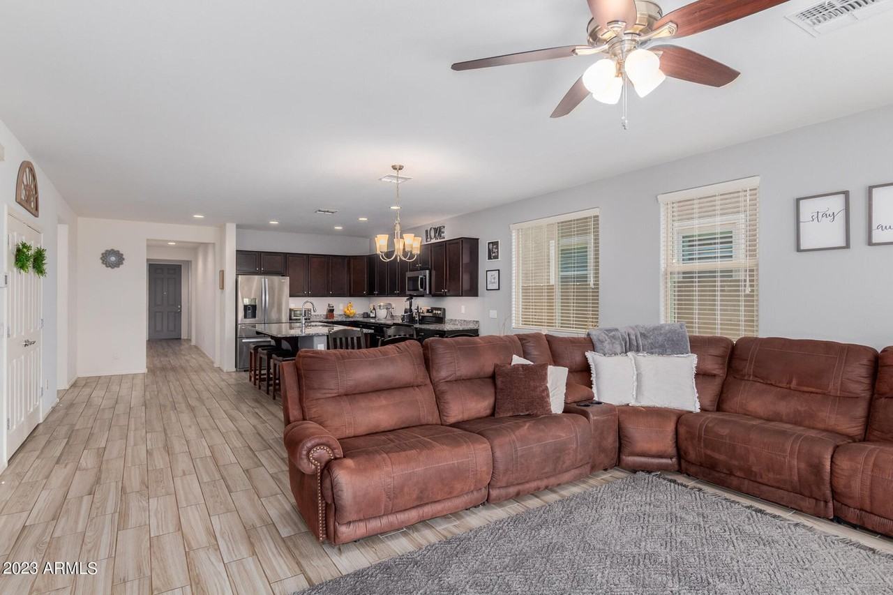 10035 W Robin Ln - Photo 4 of 24