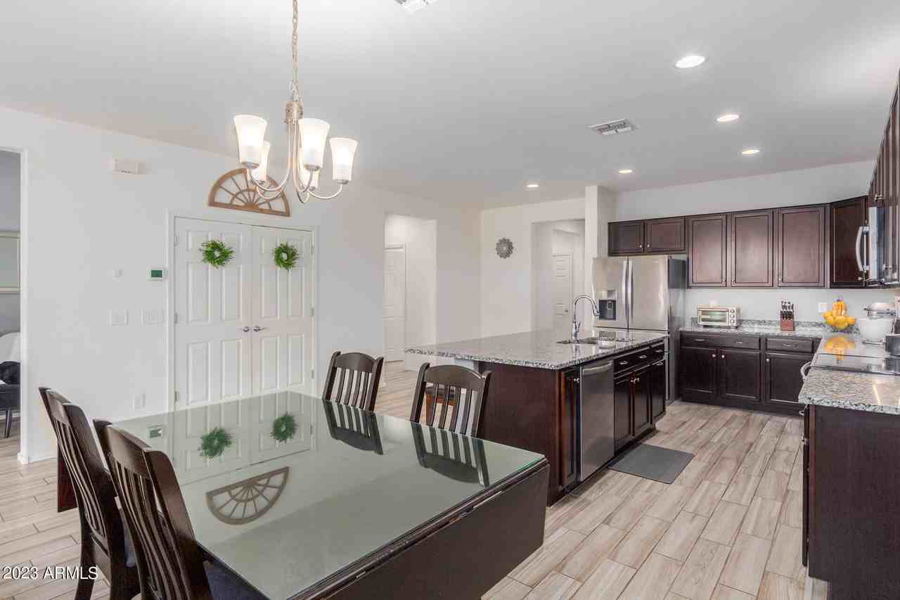 10035 W Robin Ln - Photo 6 of 24