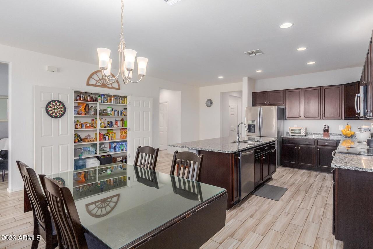 10035 W Robin Ln - Photo 7 of 24