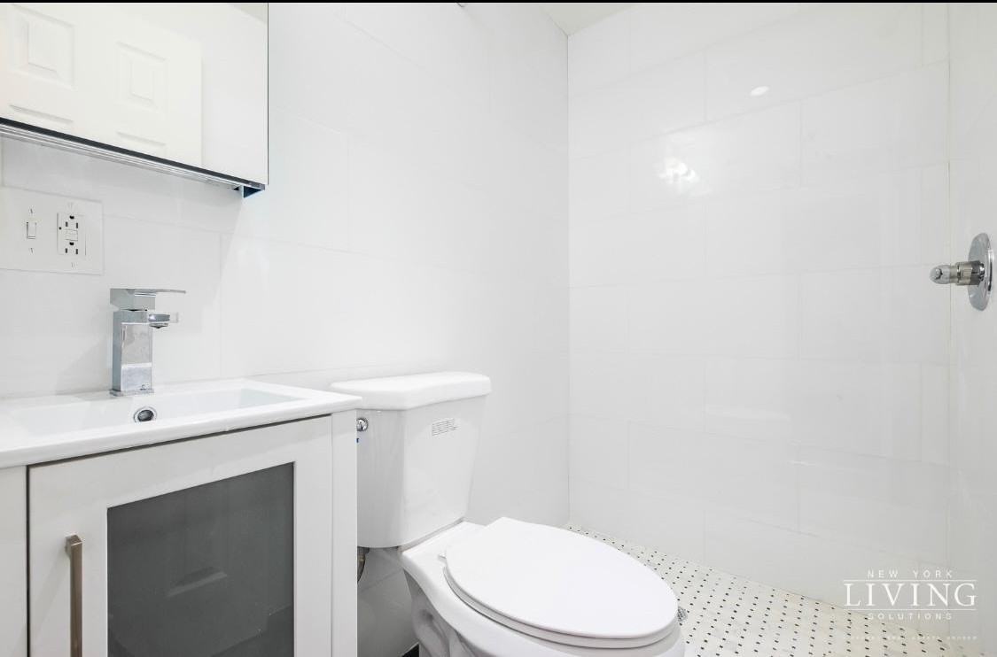 E 62nd St #14 - Photo 2 of 9