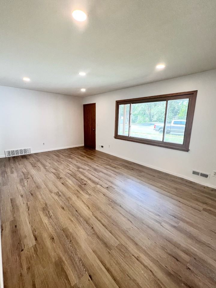 4321 Pleasant St Se #NA - Photo 2 of 24