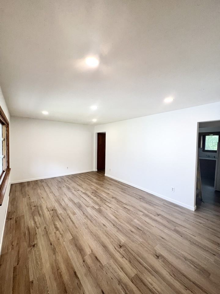 4321 Pleasant St Se #NA - Photo 3 of 24