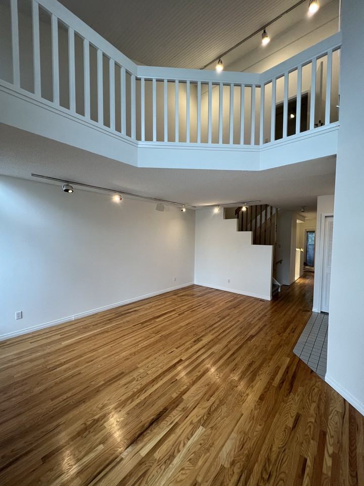 119 Nassau Street North - Photo 2 of 10