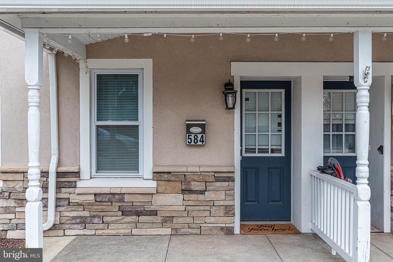 584 Main St - Photo 2 of 22