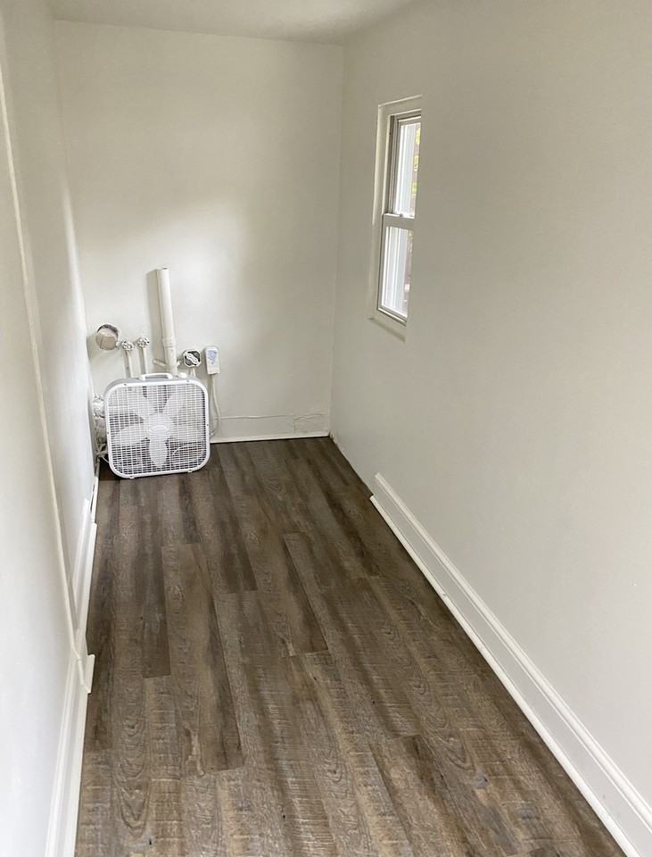 202 11th St - Photo 5 of 9