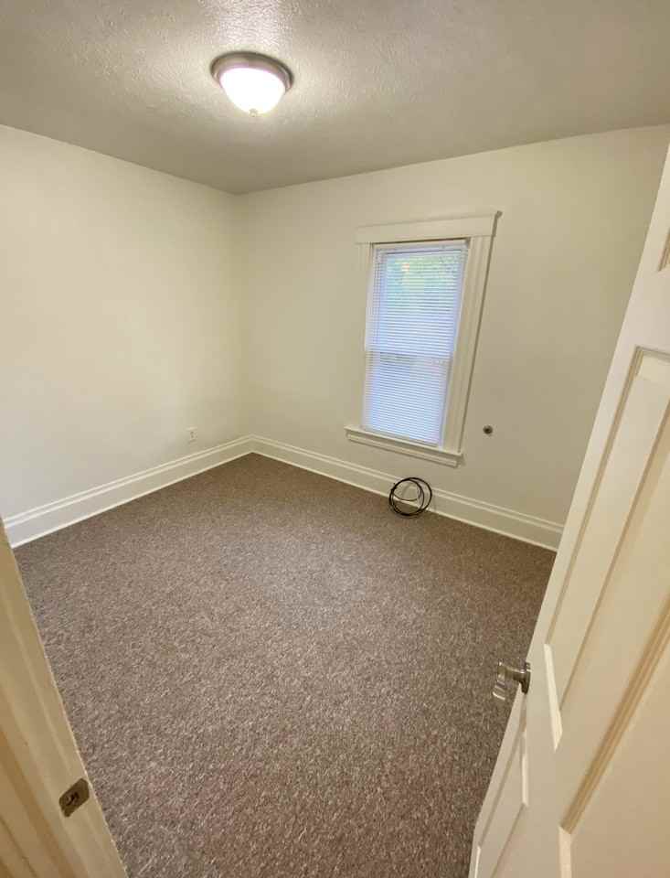 202 11th St - Photo 6 of 9