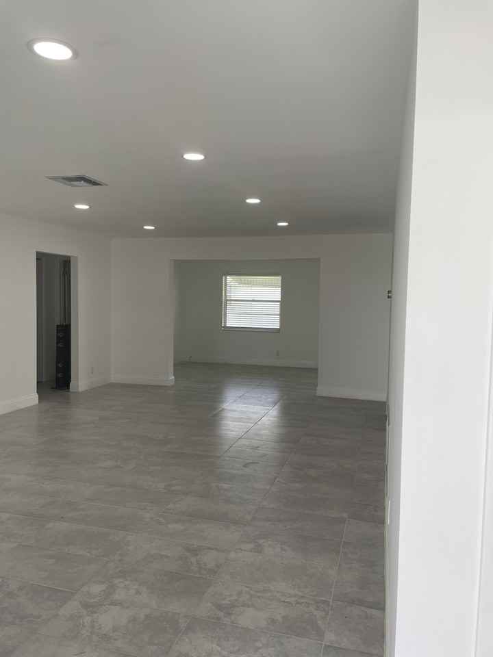 1903 Sw 14th Ave - Photo 3 of 22