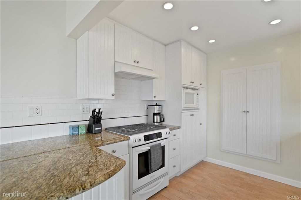 2401 The Strand - Photo 3 of 12