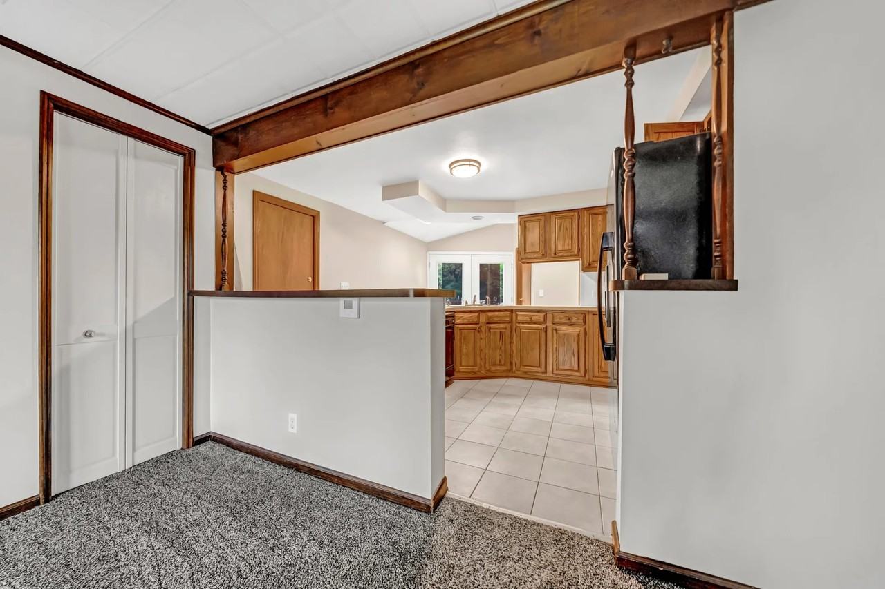 148 Ellen Dr - Photo 3 of 9