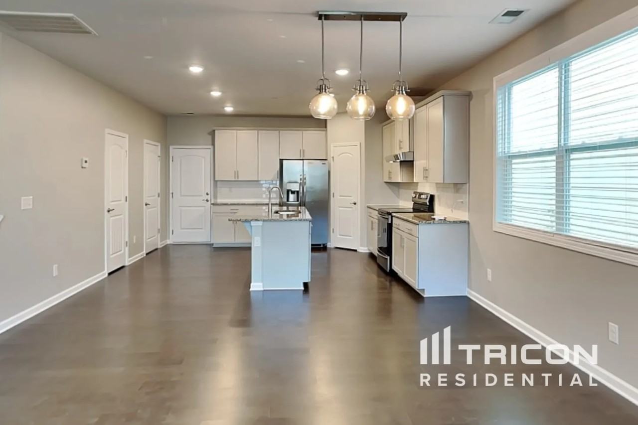 319 Imperial Ct - Photo 3 of 16
