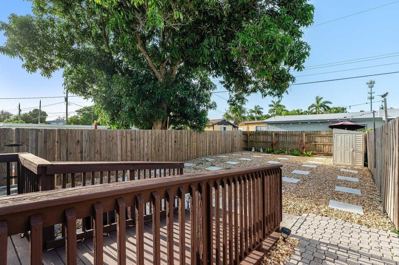 526 W Perry St #1 - Photo 3 of 8