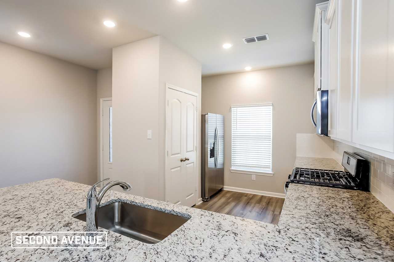 720 Springhill Dr - Photo 4 of 22