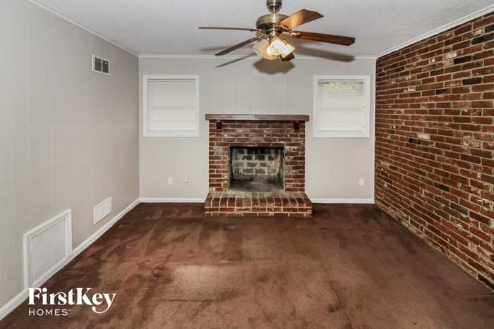 1482 Whiteplains Rd - Photo 2 of 16