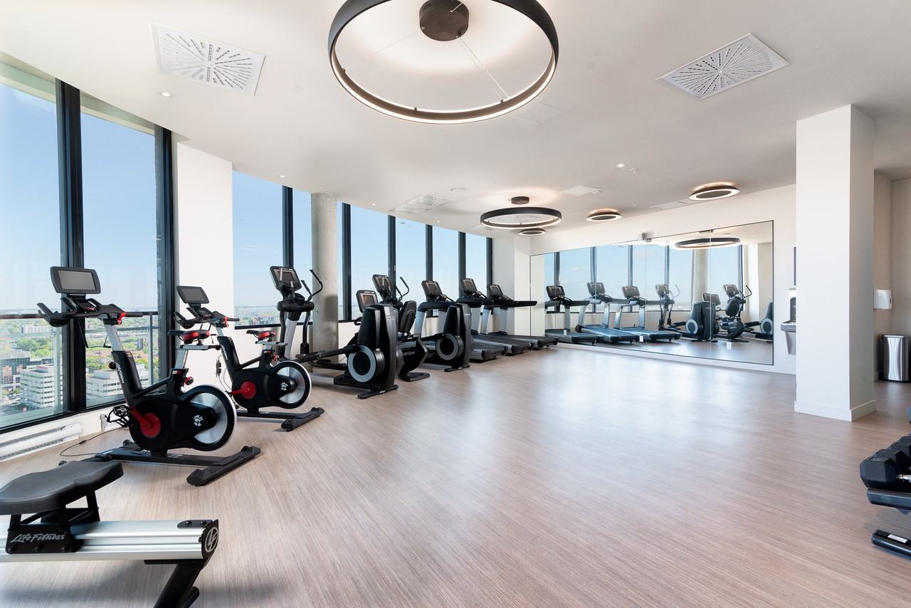 Central Parc Laval Apartments 3405 Boul Le Carrefour, Laval, QC H7T