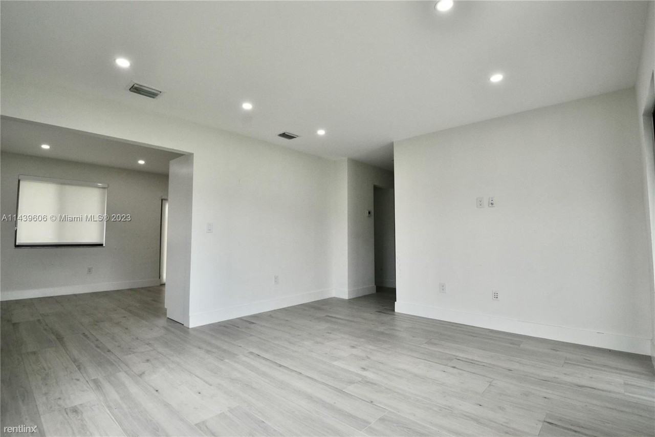3018 Sw 25th Ter - Photo 3 of 18