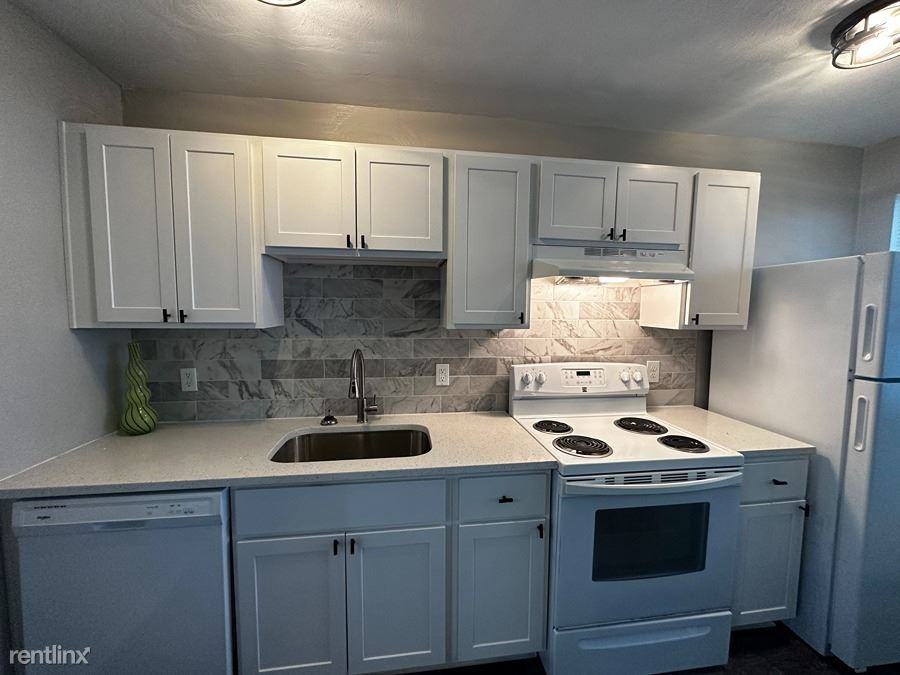 400 Warwick Ave - Photo 3 of 10