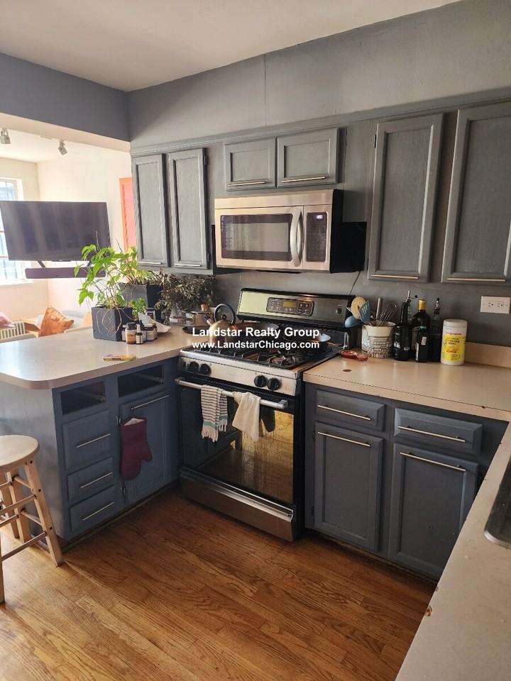 4653 N Clark St #2 - Photo 3 of 16