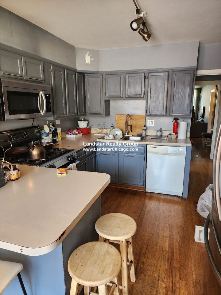 4653 N Clark St #2 - Photo 4 of 16