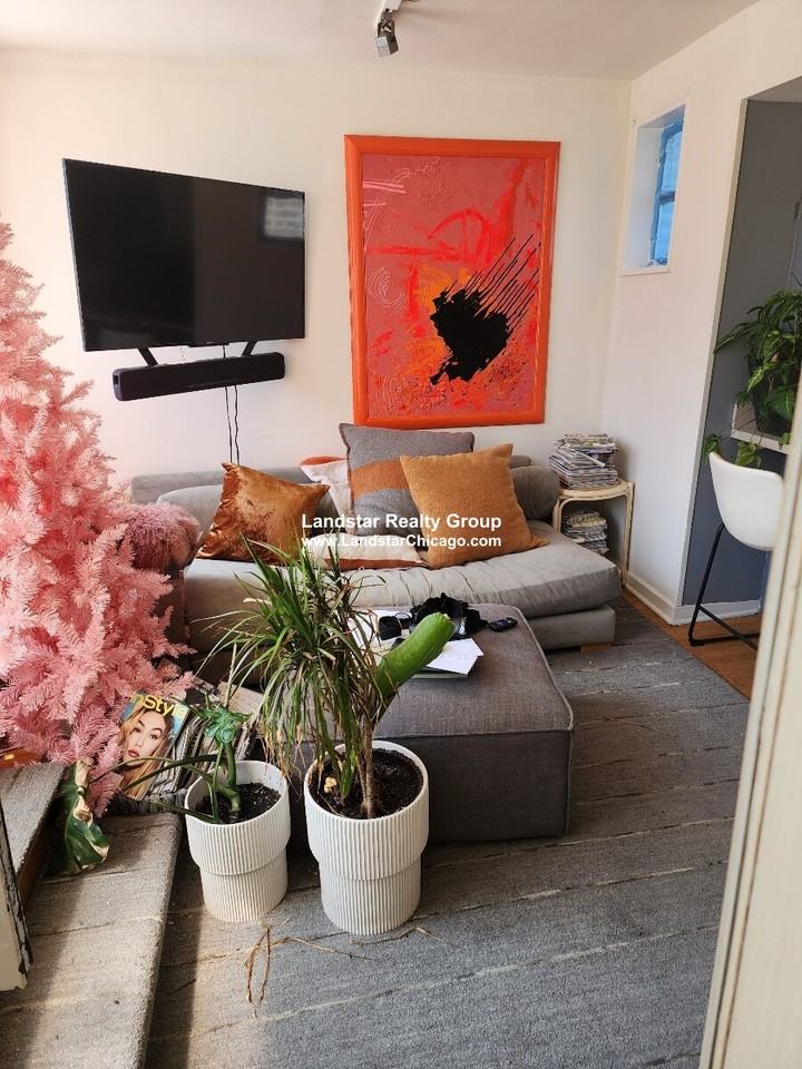 4653 N Clark St #2 - Photo 7 of 16