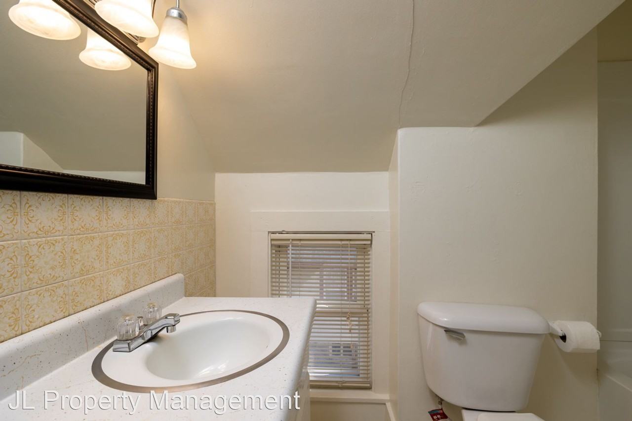 917 N Summit Ave - Photo 2 of 19