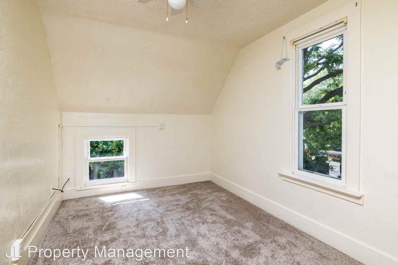 917 N Summit Ave - Photo 3 of 19