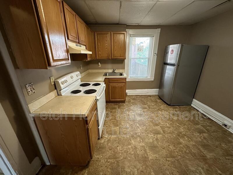 336 S Prince St - Photo 3 of 17