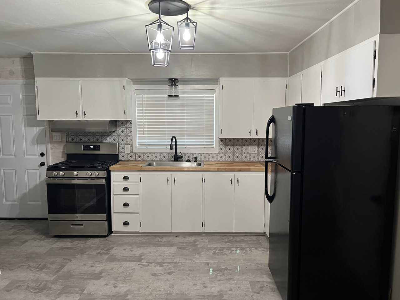 1656 S Hickory Ave - Photo 3 of 5