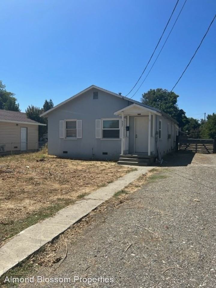 685 N Shasta St - Photo 2 of 19