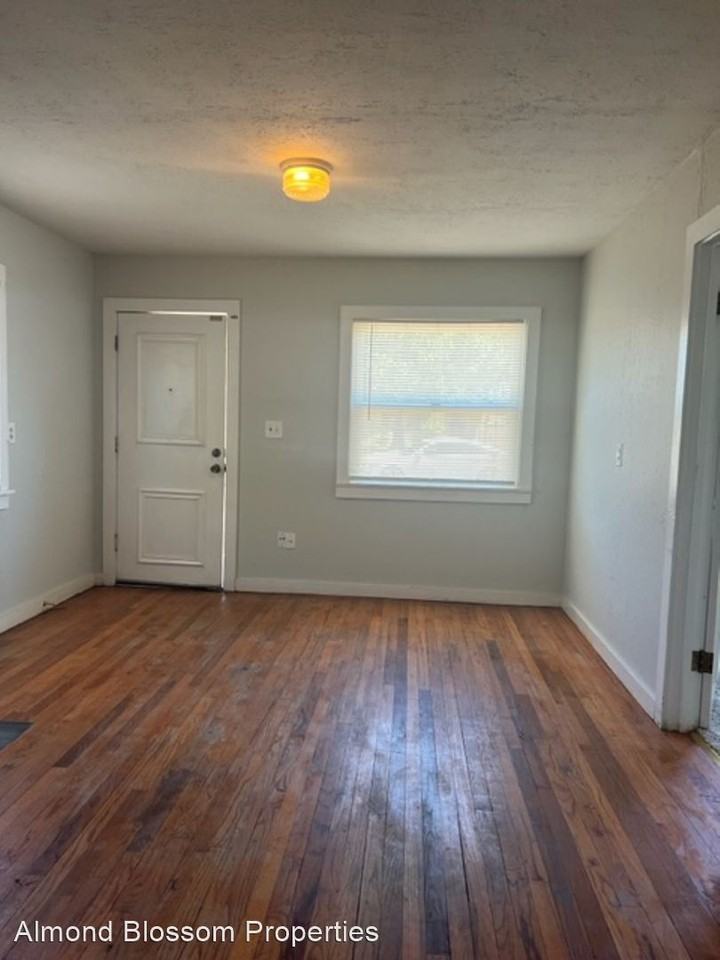 685 N Shasta St - Photo 3 of 19