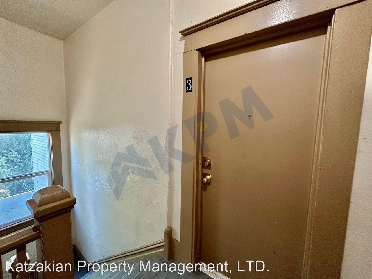 121 E Lockeford Street - Photo 3 of 20