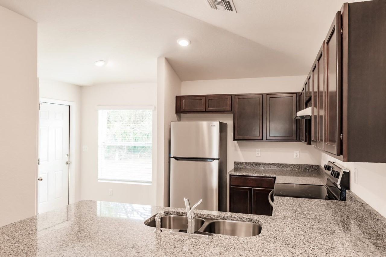 27074 Adams St - Photo 3 of 17