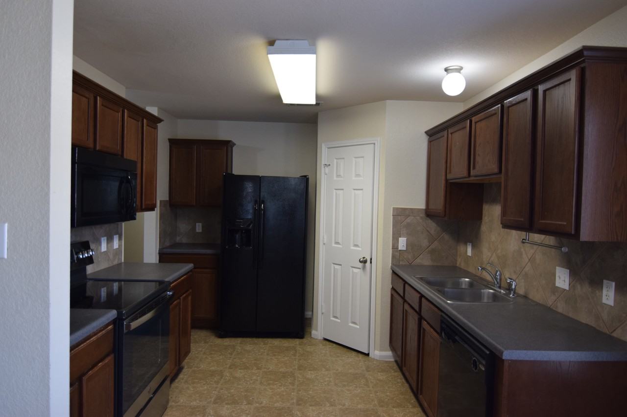 6404 Griffith Loop - Photo 4 of 39