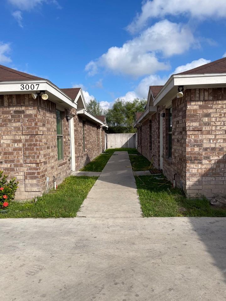 3007 Linda Vista St - Photo 3 of 8